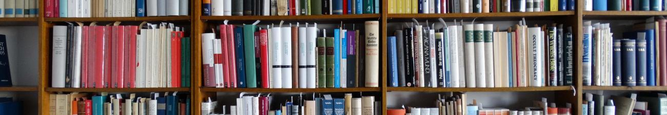 Antiquarische Bücher im Regal